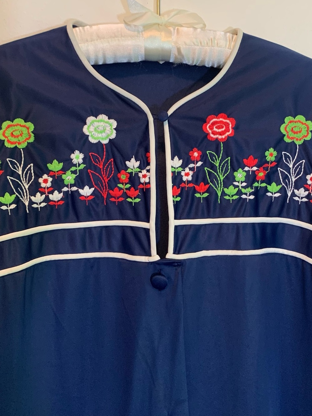 Vintage 1970’s JC Penny Floral Embroidery Satin Housecoat Asian Inspired - Picture 2 of 7